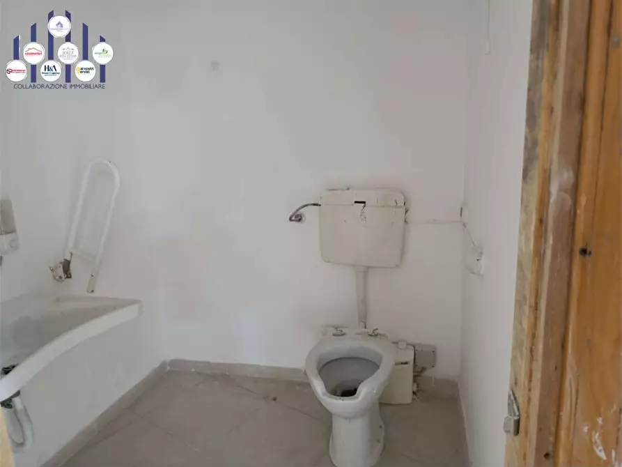 Immagine 12 di Negozio in vendita  a Siracusa