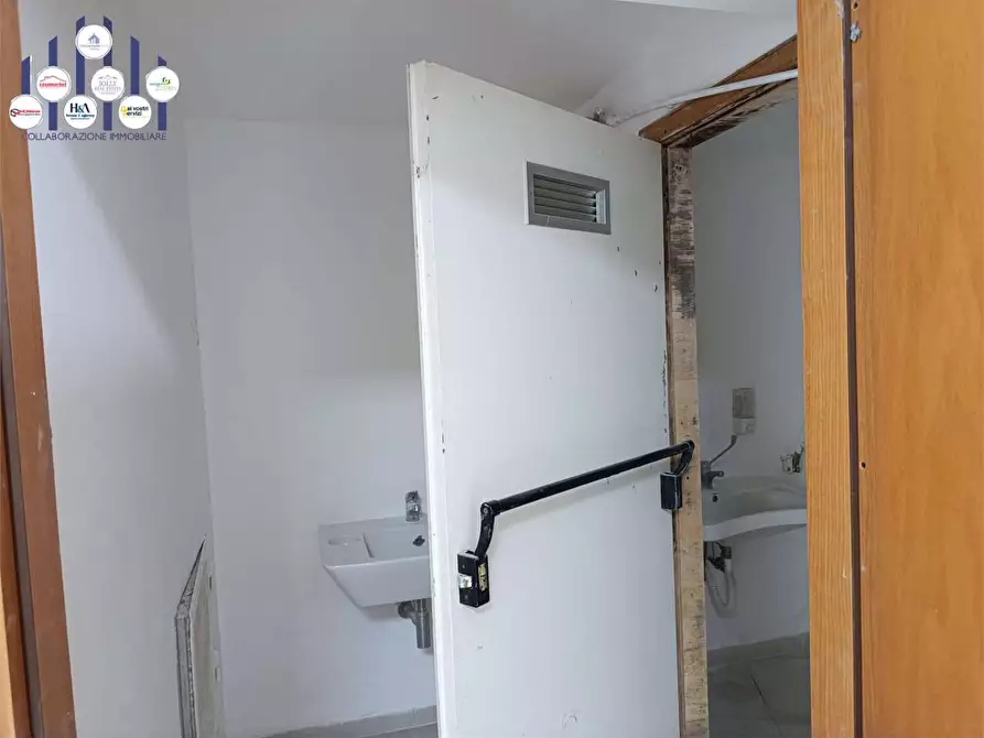 Immagine 13 di Negozio in vendita  a Siracusa