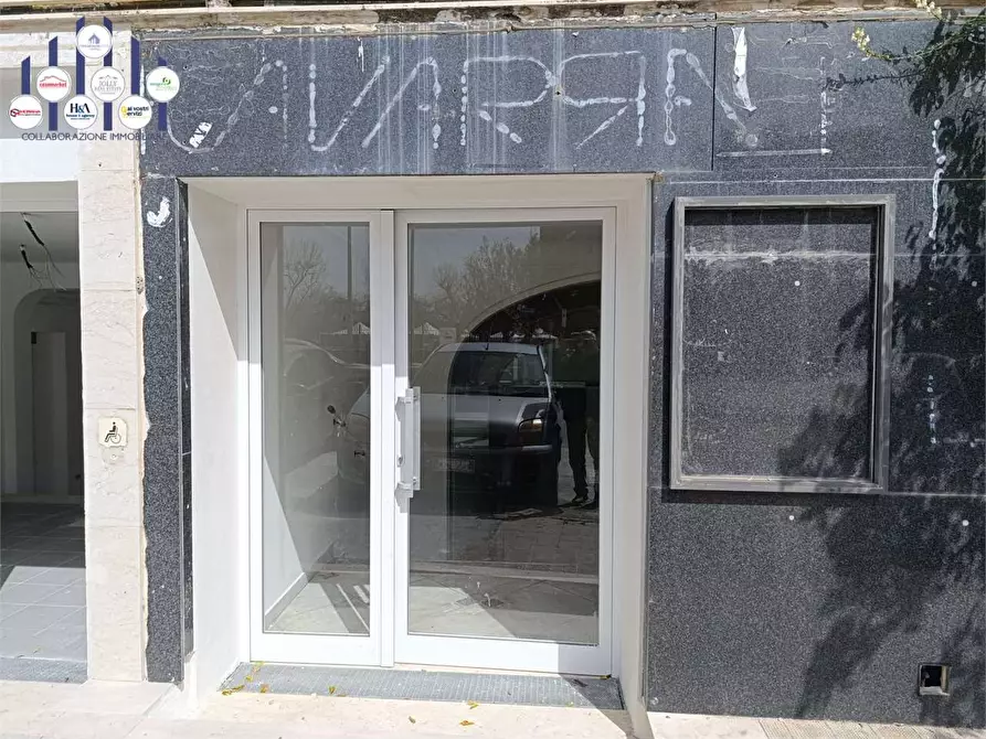 Immagine 48 di Negozio in vendita  a Siracusa