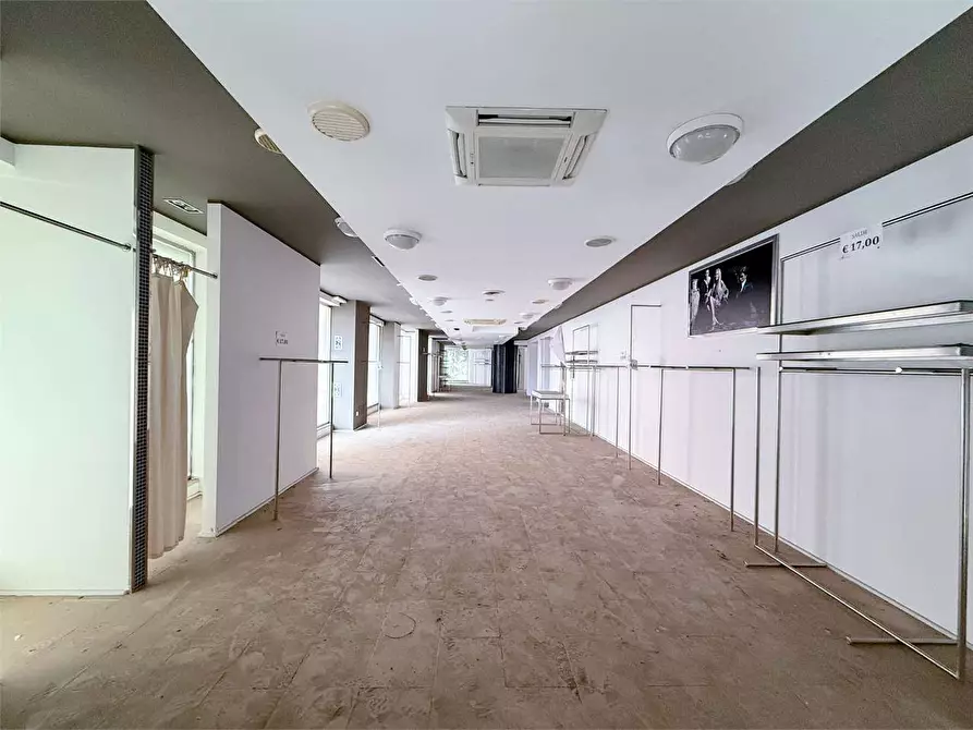 Immagine 1 di Negozio in affitto  in Via Mosco a Siracusa