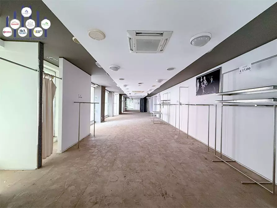 Immagine 1 di Negozio in affitto  in Via Mosco a Siracusa