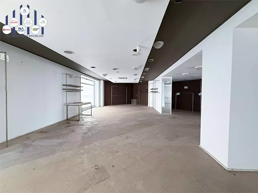 Immagine 5 di Negozio in affitto  in Via Mosco a Siracusa