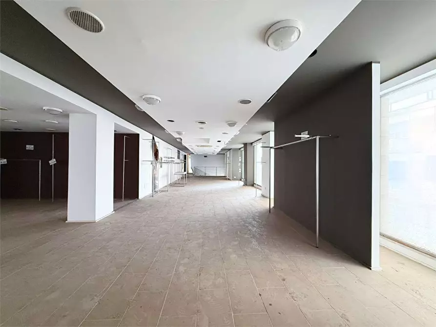 Immagine 9 di Negozio in affitto  in Via Mosco a Siracusa