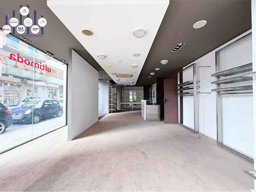 Immagine 14 di Negozio in affitto  in Via Mosco a Siracusa