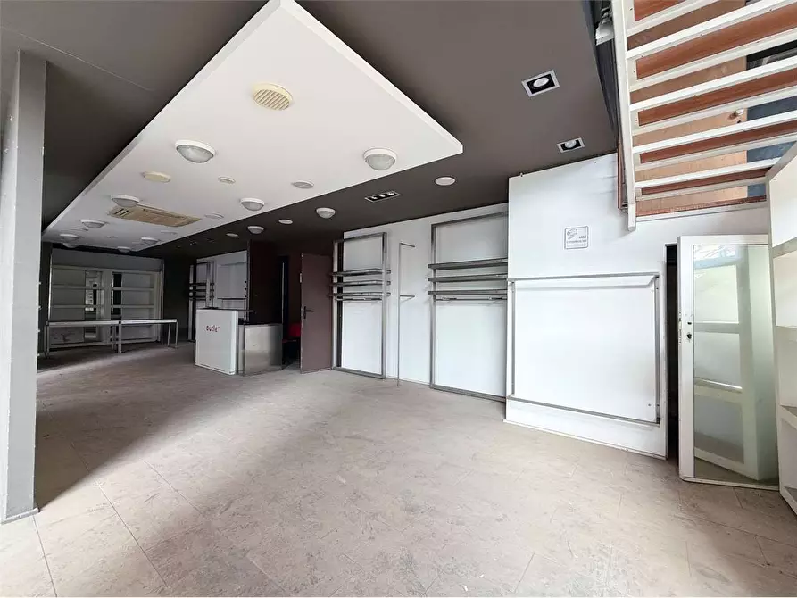 Immagine 15 di Negozio in affitto  in Via Mosco a Siracusa