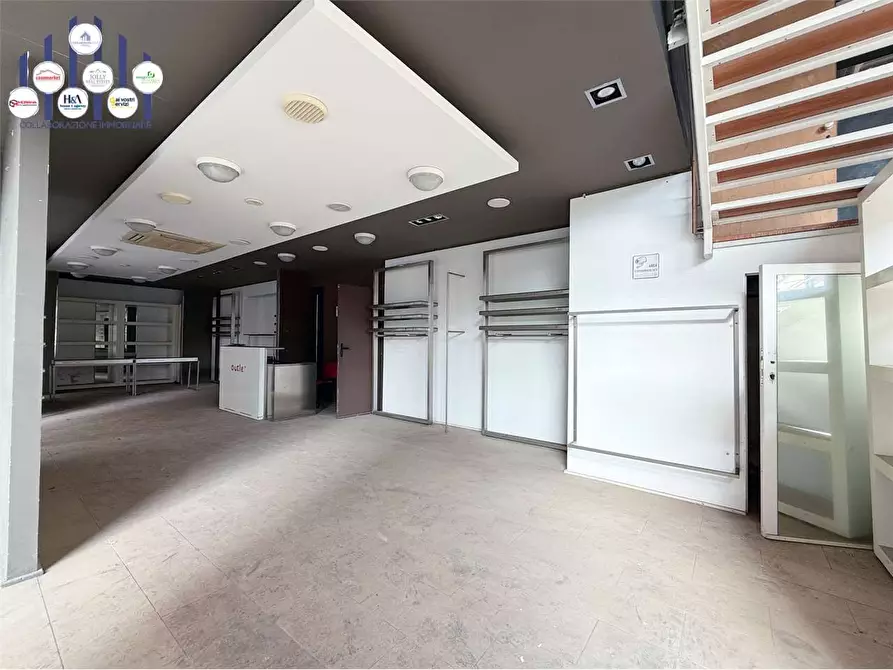 Immagine 15 di Negozio in affitto  in Via Mosco a Siracusa