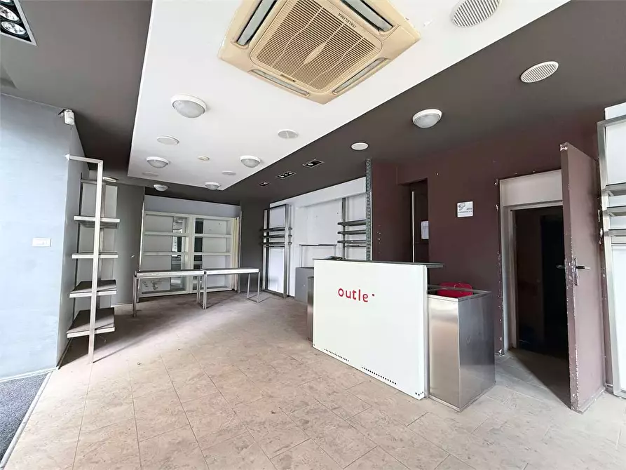 Immagine 16 di Negozio in affitto  in Via Mosco a Siracusa