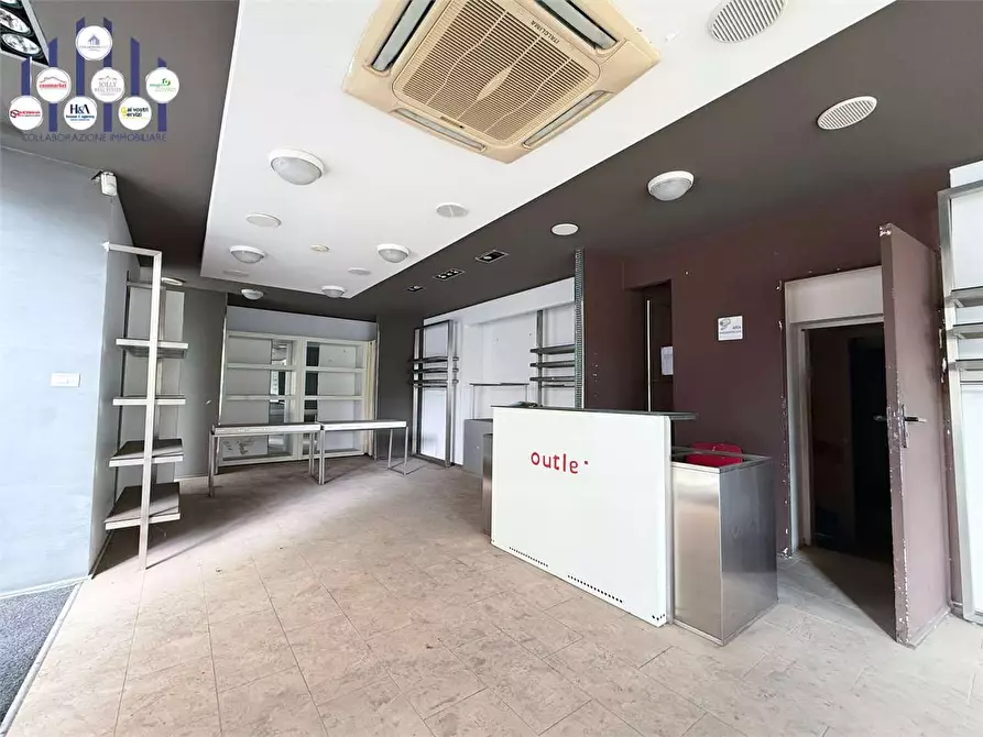 Immagine 16 di Negozio in affitto  in Via Mosco a Siracusa