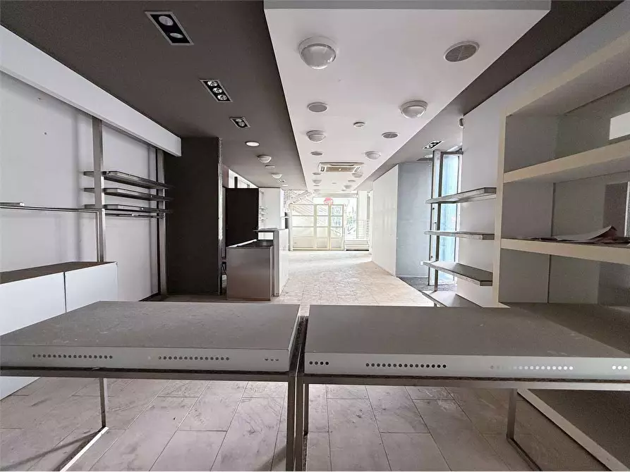 Immagine 17 di Negozio in affitto  in Via Mosco a Siracusa