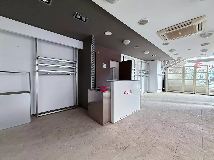 Immagine 18 di Negozio in affitto  in Via Mosco a Siracusa