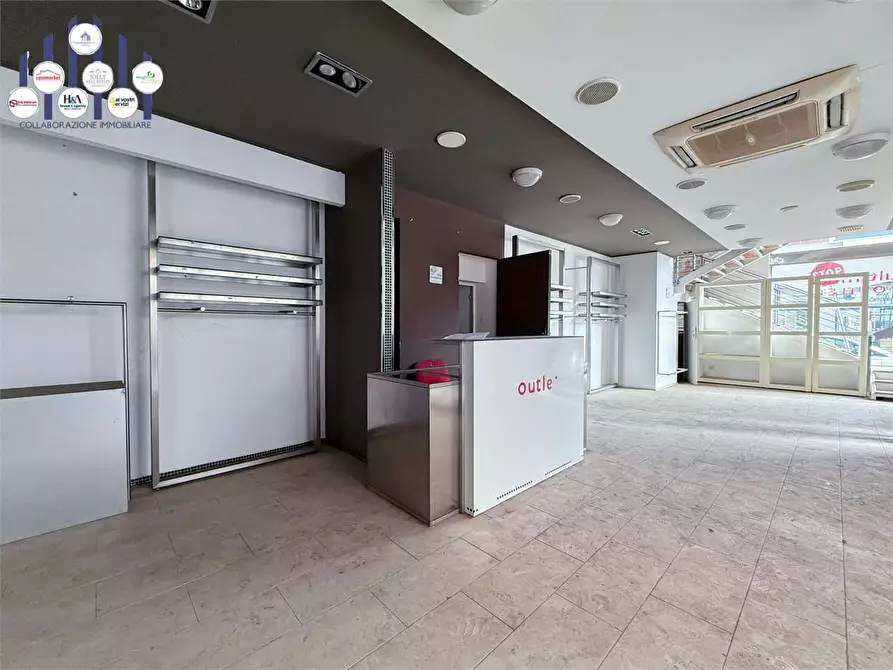 Immagine 18 di Negozio in affitto  in Via Mosco a Siracusa