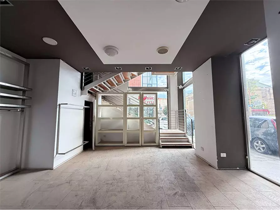 Immagine 19 di Negozio in affitto  in Via Mosco a Siracusa