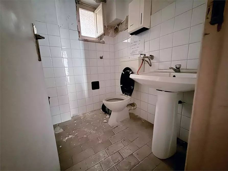 Immagine 20 di Negozio in affitto  in Via Mosco a Siracusa