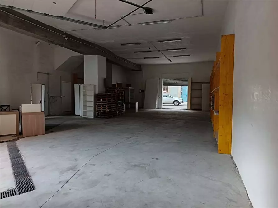 Immagine 8 di Magazzino in vendita  a Siracusa