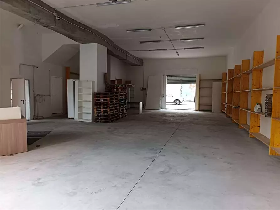 Immagine 10 di Magazzino in vendita  a Siracusa