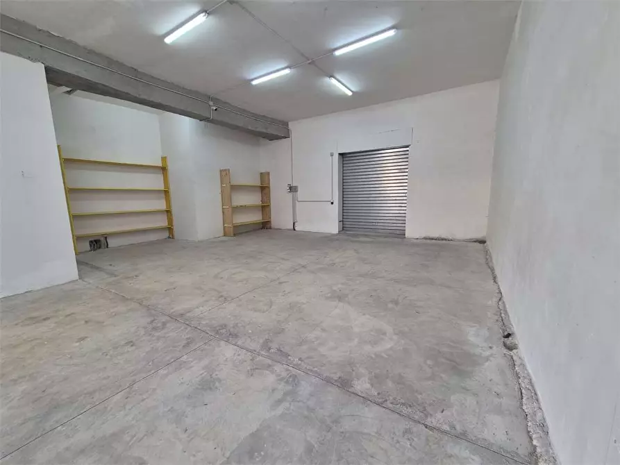 Immagine 18 di Magazzino in vendita  a Siracusa