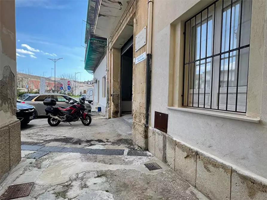 Immagine 23 di Magazzino in vendita  a Siracusa