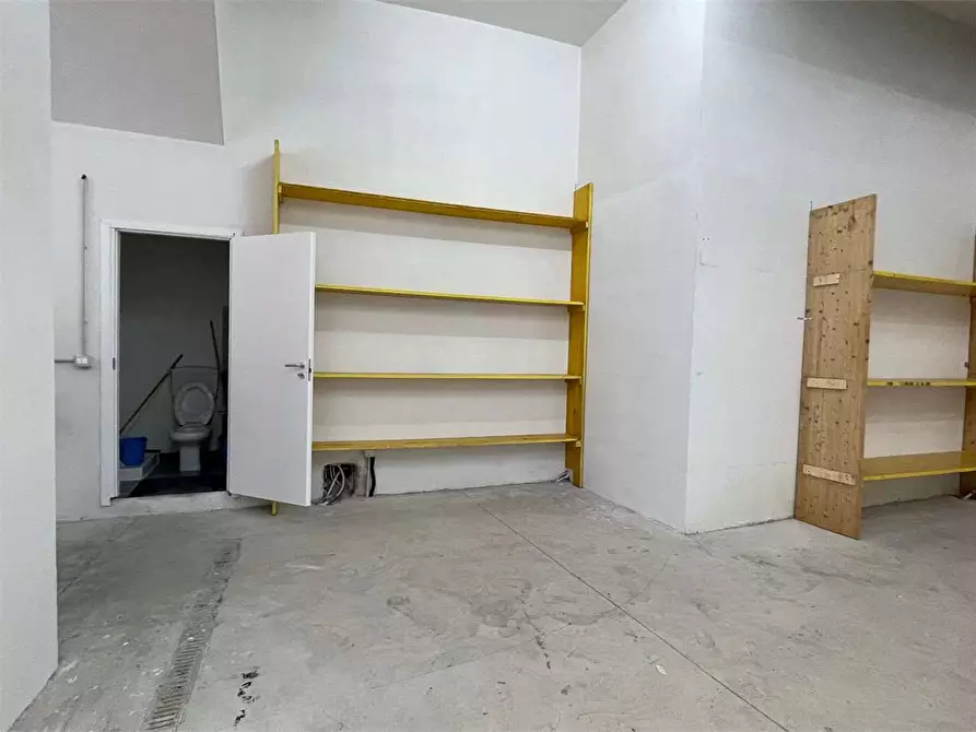 Immagine 25 di Magazzino in vendita  a Siracusa