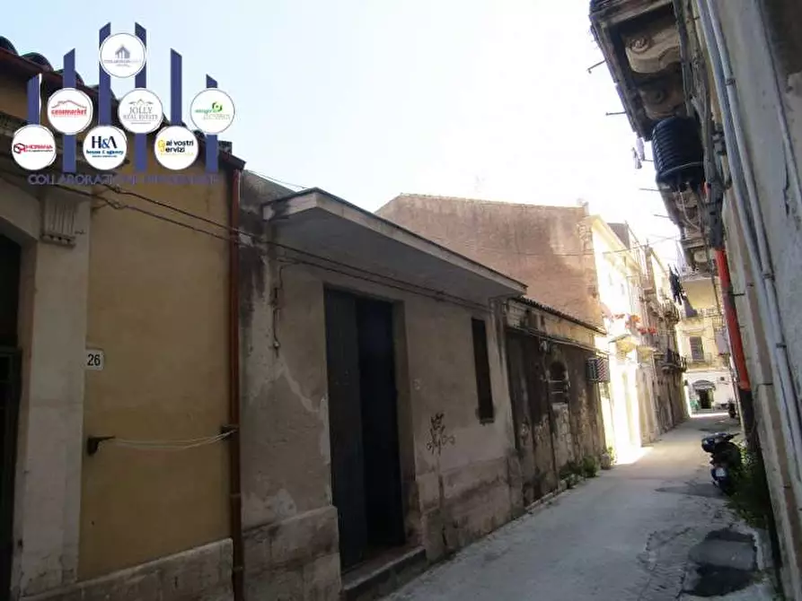 Immagine 1 di Magazzino in vendita  a Siracusa