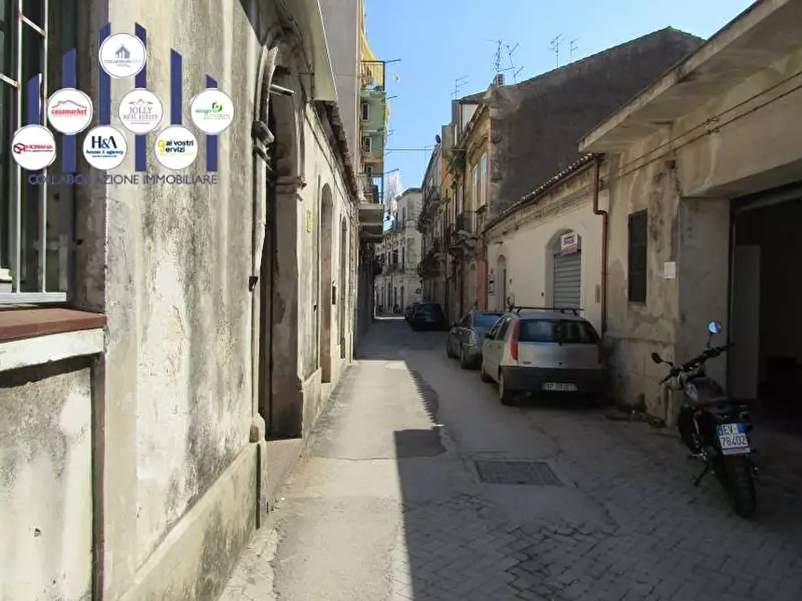 Immagine 3 di Magazzino in vendita  a Siracusa