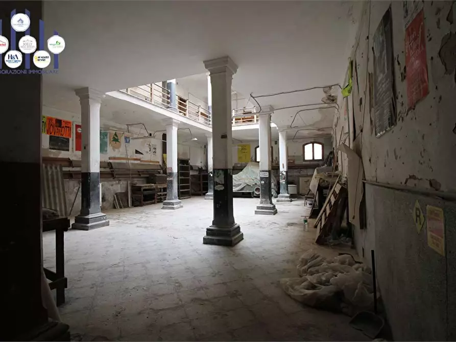 Immagine 11 di Stabile in vendita  in Piazza archimede a Siracusa