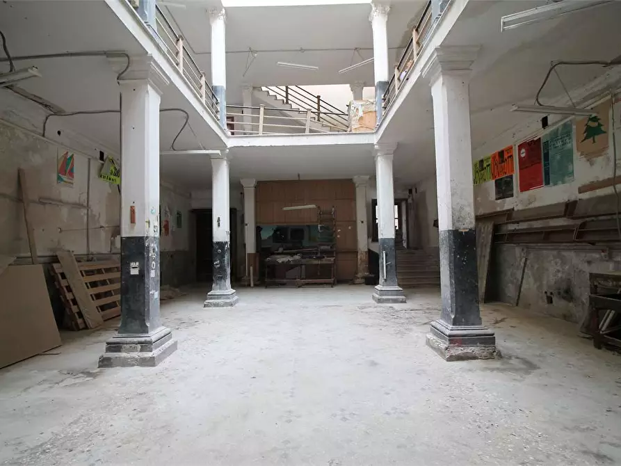 Immagine 17 di Stabile in vendita  in Piazza archimede a Siracusa