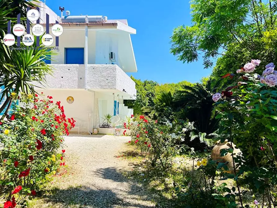 Immagine 1 di Villa in vendita  in Via Senigallia a Siracusa