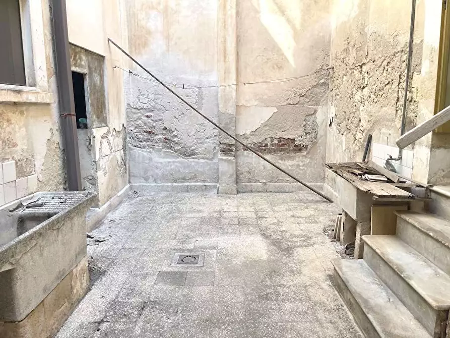 Immagine 8 di Stabile in vendita  in Via Isonzo a Siracusa