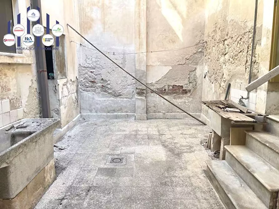Immagine 8 di Stabile in vendita  in Via Isonzo a Siracusa