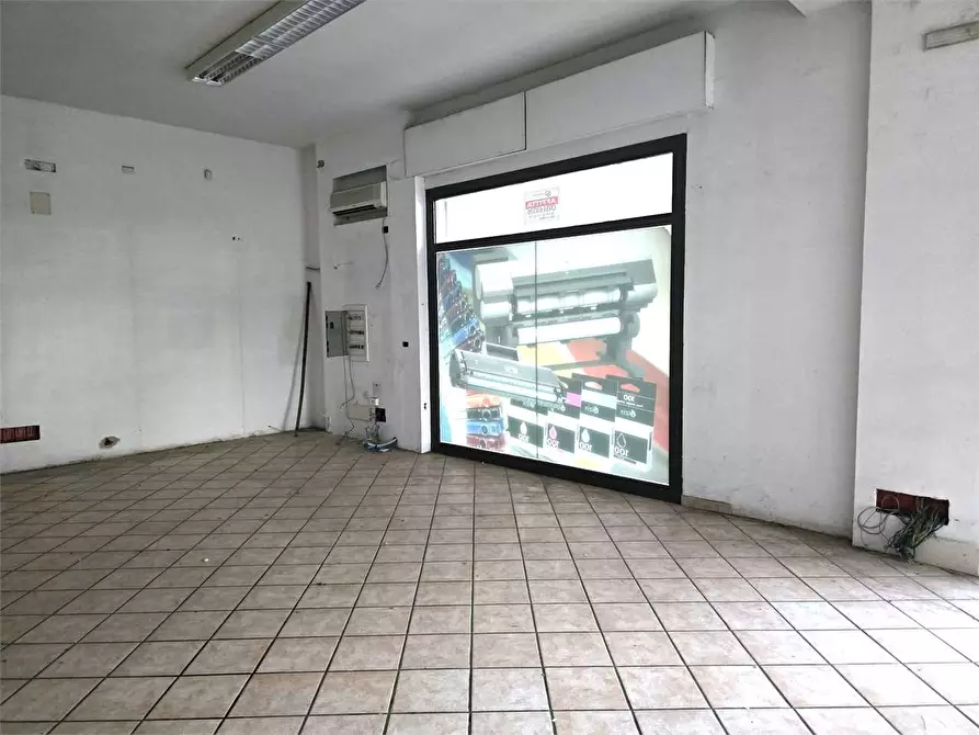 Immagine 7 di Negozio in affitto  in Via S. Sebastiano a Siracusa