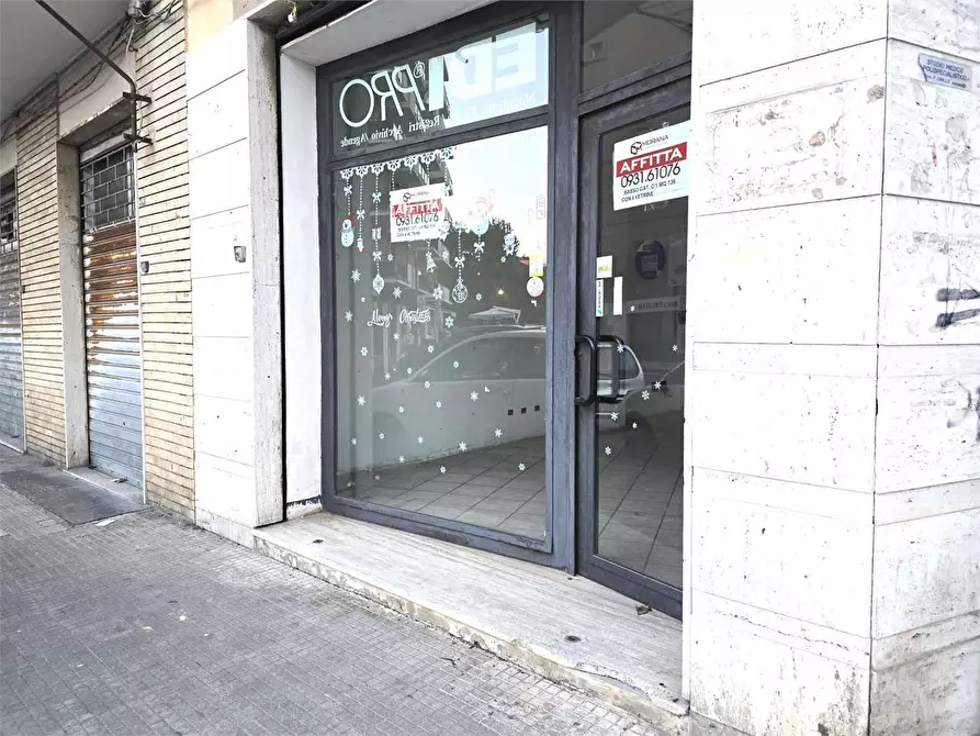 Immagine 10 di Negozio in affitto  in Via S. Sebastiano a Siracusa