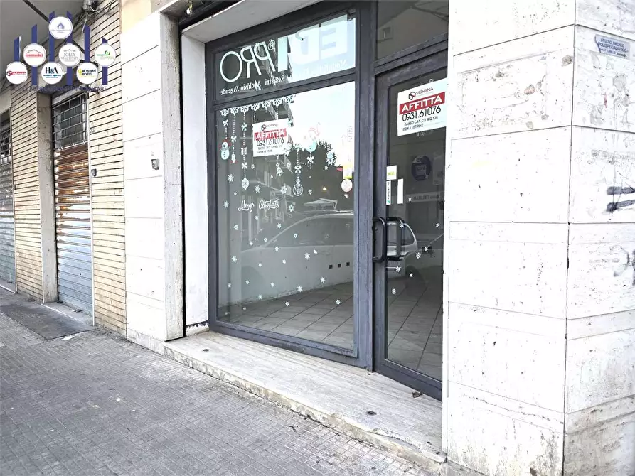 Immagine 10 di Negozio in affitto  in Via S. Sebastiano a Siracusa