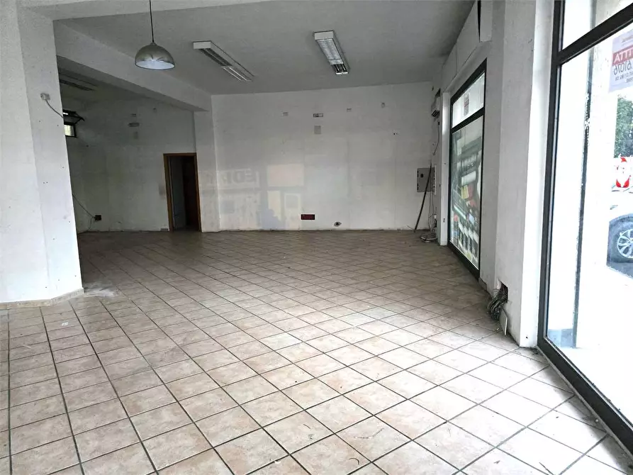 Immagine 13 di Negozio in affitto  in Via S. Sebastiano a Siracusa