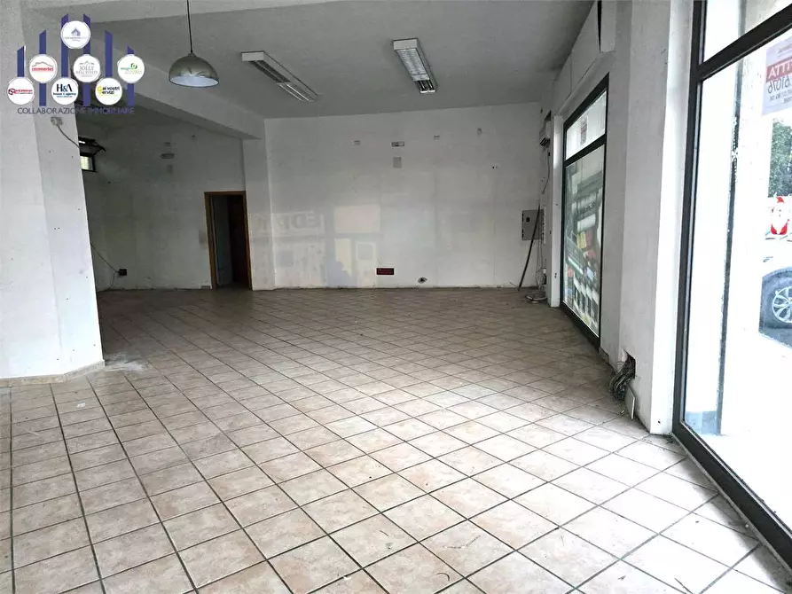 Immagine 13 di Negozio in affitto  in Via S. Sebastiano a Siracusa