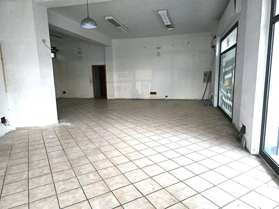 Immagine 14 di Negozio in affitto  in Via S. Sebastiano a Siracusa