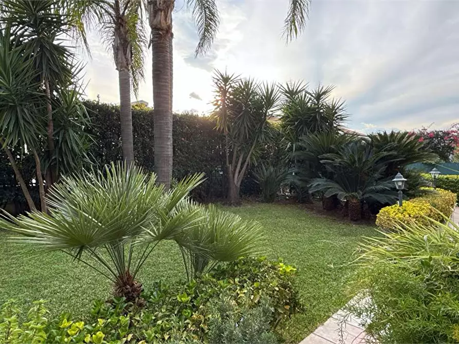 Immagine 15 di Villa in vendita  in Traversa Sinerchia a Siracusa