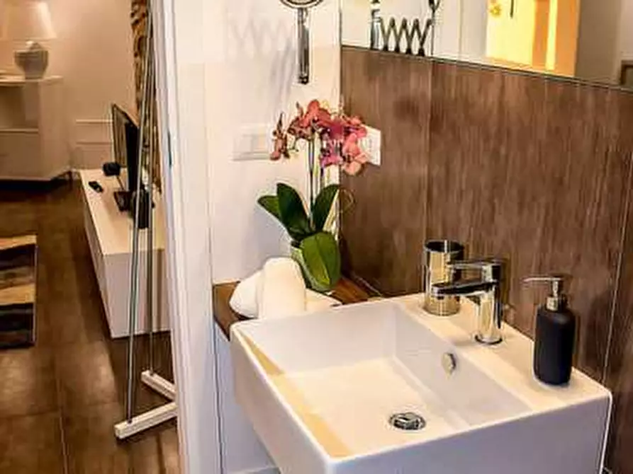 Immagine 6 di Bilocale in affitto  in C.SO UMBERTO a Siracusa