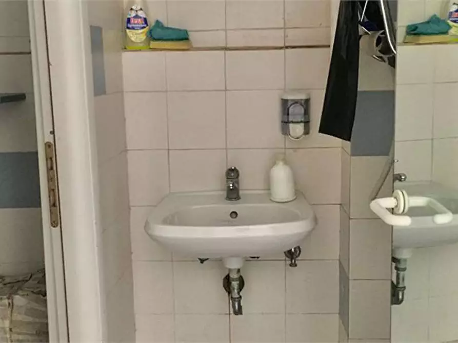 Immagine 2 di Negozio in affitto  in PIAZZA ADDA a Siracusa