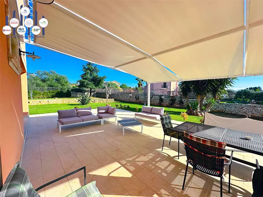 Immagine 1 di Villa in vendita  in VIA PIETRO FILLIOLEY a Siracusa