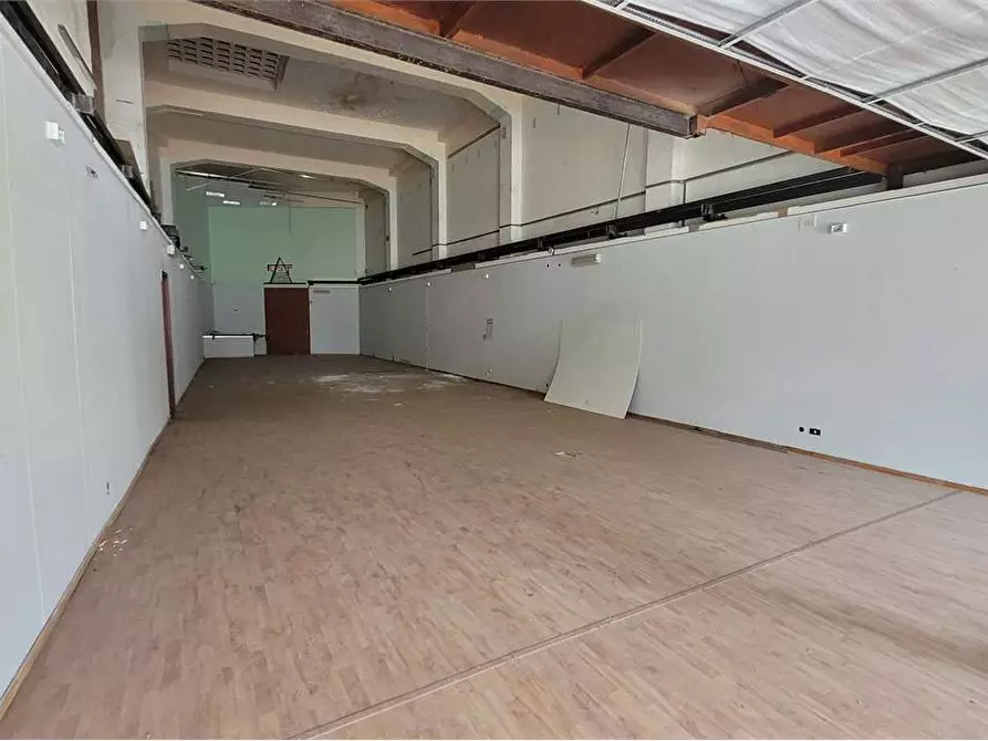 Immagine 3 di Negozio in vendita  in CORSO UMBERTO I a Siracusa