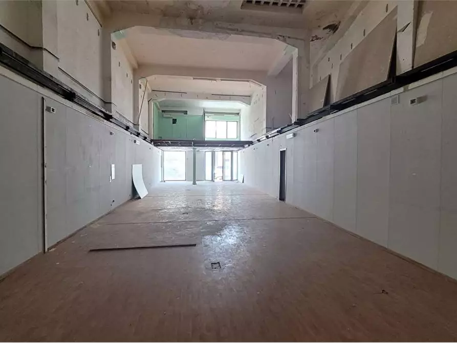 Immagine 4 di Negozio in vendita  in CORSO UMBERTO I a Siracusa