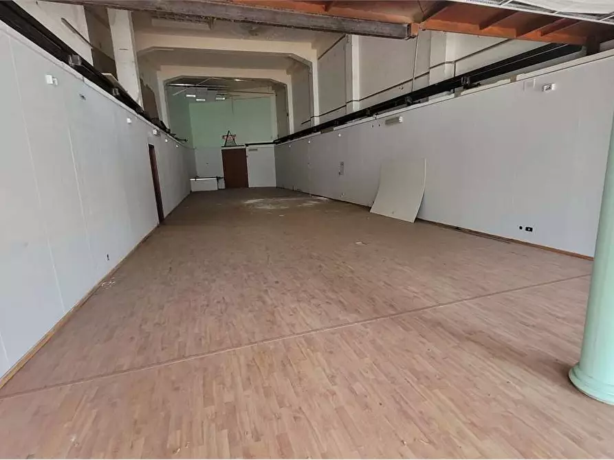 Immagine 8 di Negozio in vendita  in CORSO UMBERTO I a Siracusa