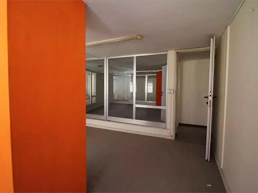 Immagine 4 di Negozio in vendita  in Viale Montedoro a Siracusa