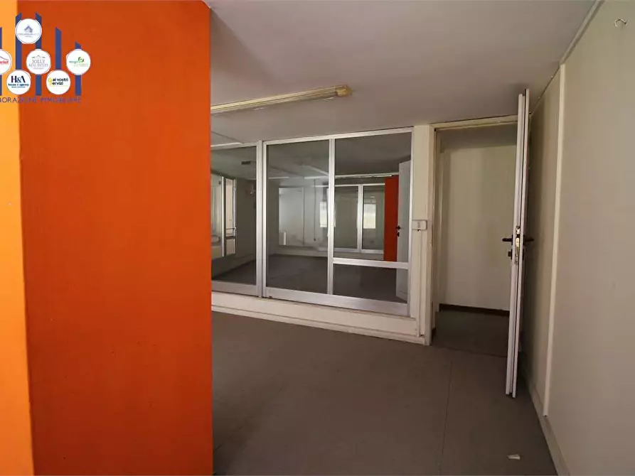 Immagine 4 di Negozio in vendita  in Viale Montedoro a Siracusa