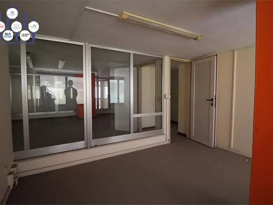 Immagine 5 di Negozio in vendita  in Viale Montedoro a Siracusa