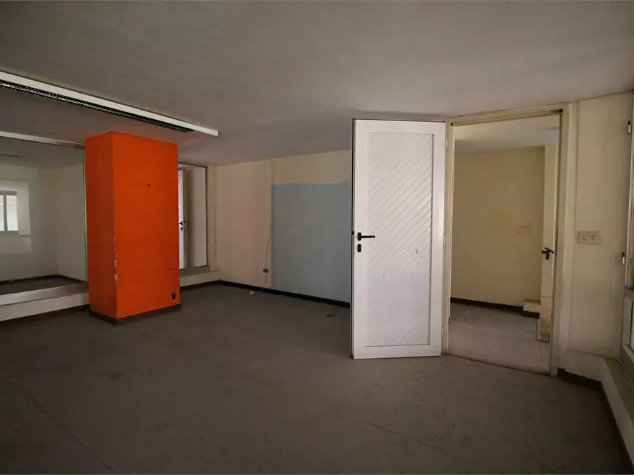 Immagine 6 di Negozio in vendita  in Viale Montedoro a Siracusa