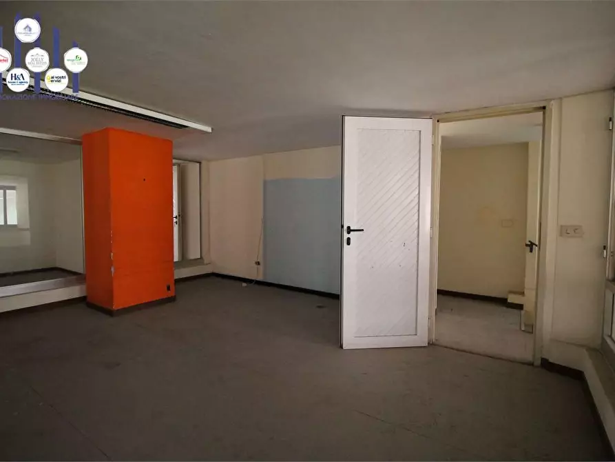 Immagine 6 di Negozio in vendita  in Viale Montedoro a Siracusa