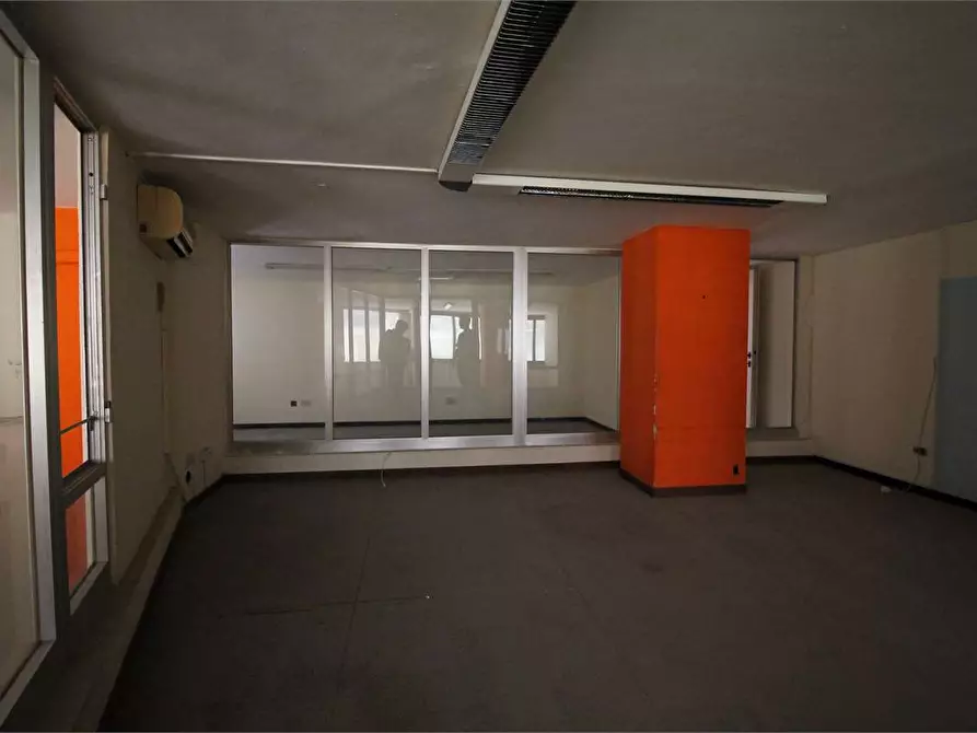 Immagine 7 di Negozio in vendita  in Viale Montedoro a Siracusa