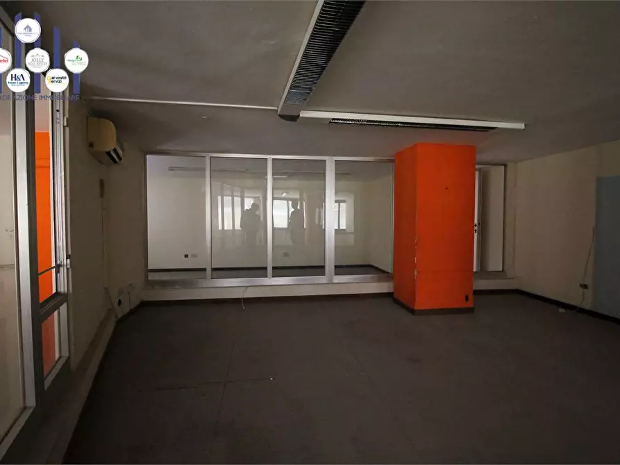 Immagine 7 di Negozio in vendita  in Viale Montedoro a Siracusa