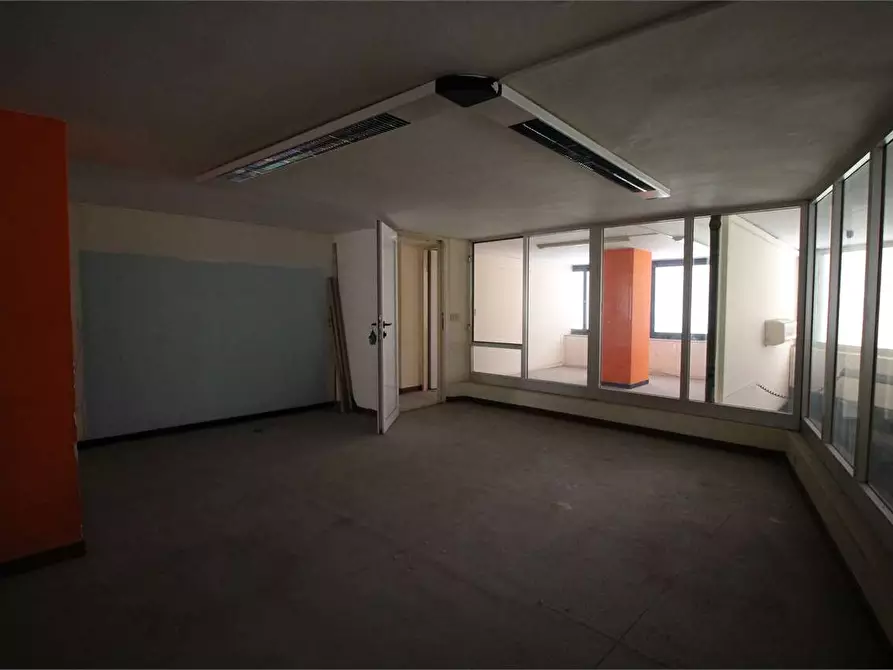 Immagine 8 di Negozio in vendita  in Viale Montedoro a Siracusa